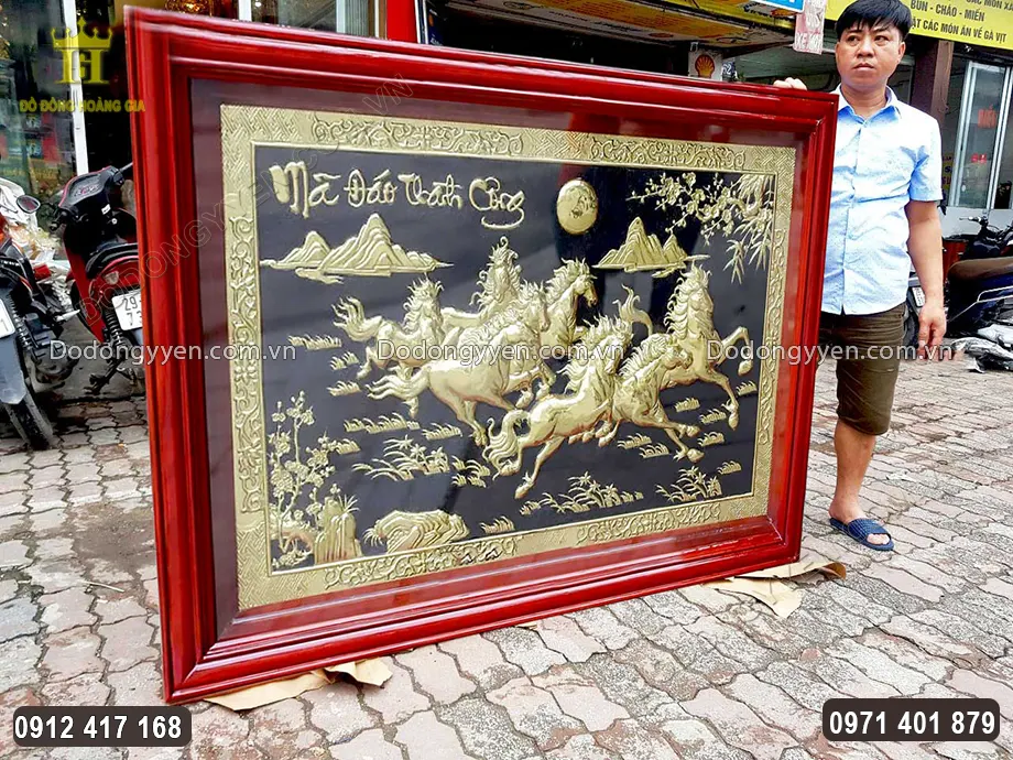 Hình ảnh nhìn nghiêng của bức tranh đồng